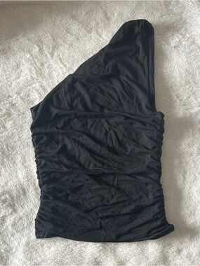 black one shoulder top!